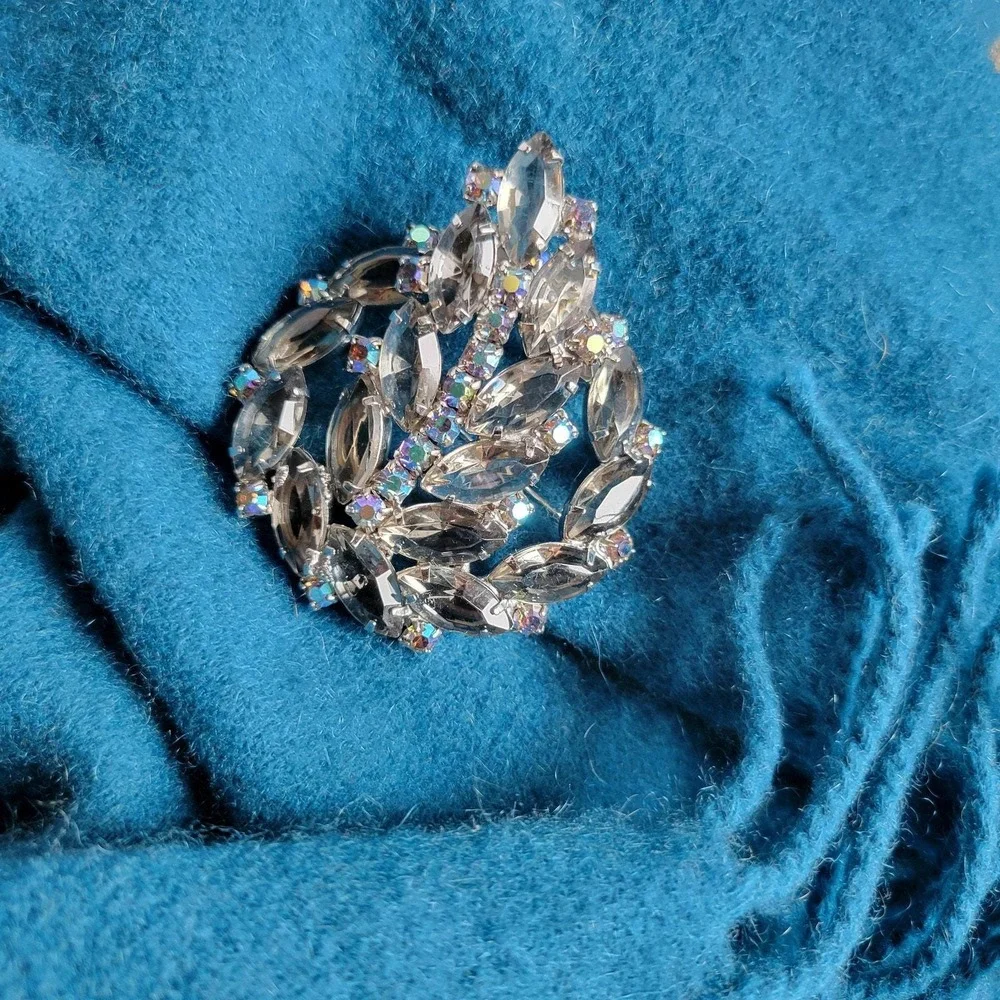Vintage aurora borealis AB and smoke rhinestone leaf brooch dimensional‎